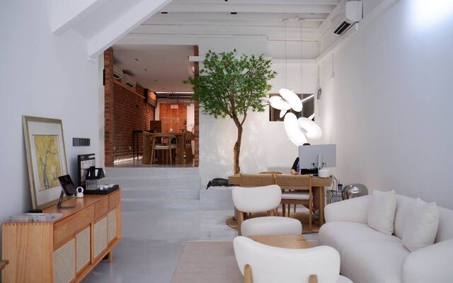 Aqara smart home showroom in Singapore with lighting, controls and connected-room displays