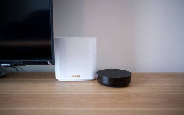 Aqara Hub M2 placed beside a home Wi-Fi router while hub quantity and coverage are planned