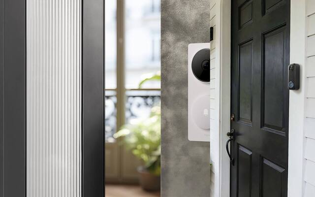 Aqara G410 and G400 video doorbells shown with their different mounting and power arrangements