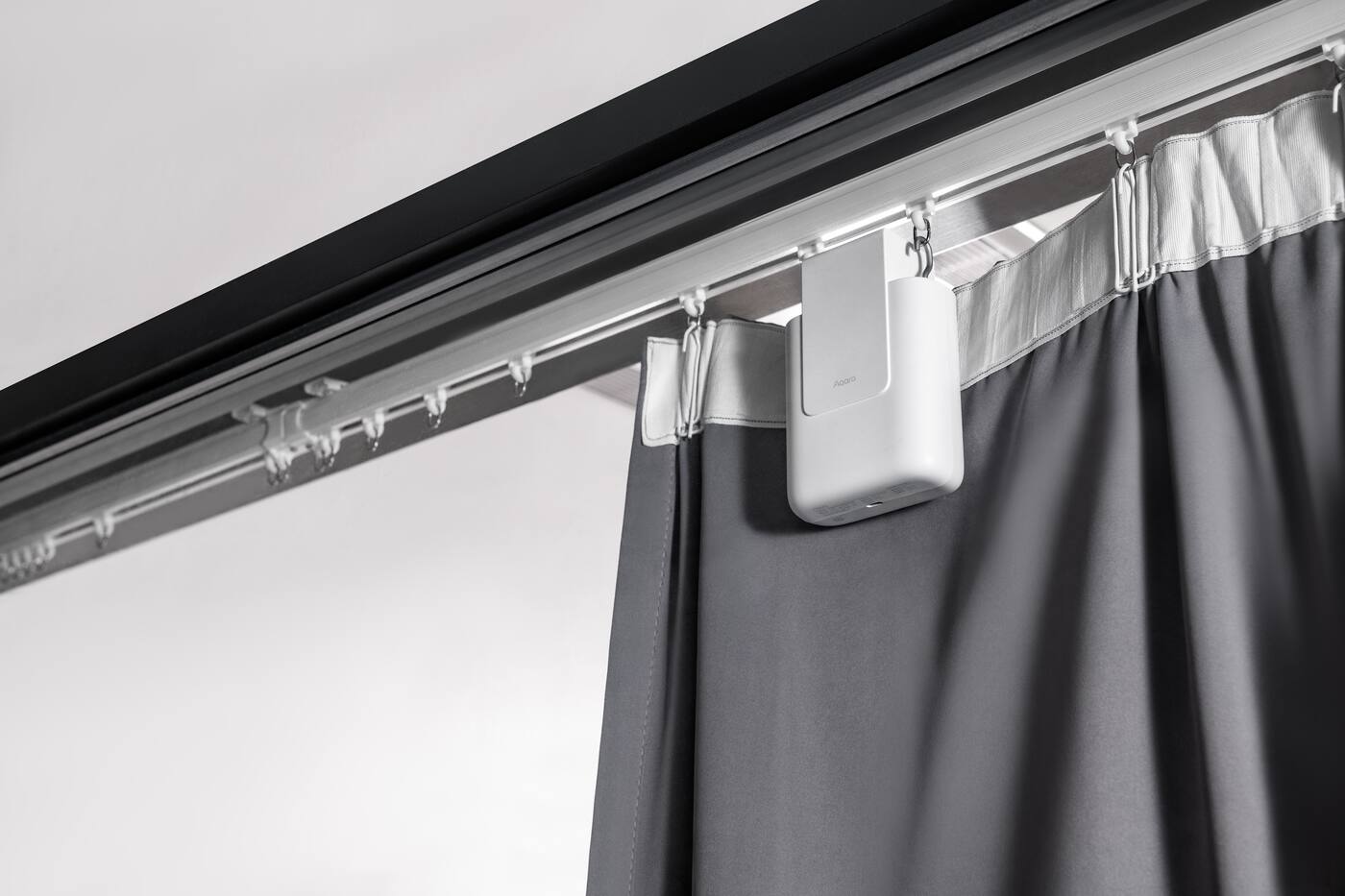Aqara Curtain Driver E1 track version gripping an existing curtain track