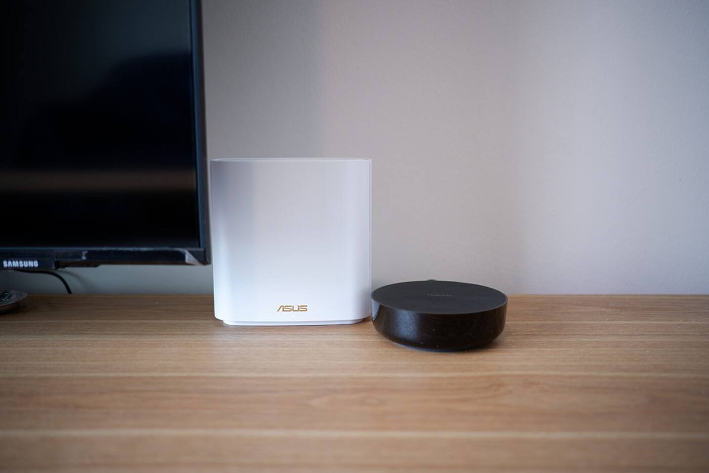 Aqara Hub M2 positioned beside a home Wi-Fi router