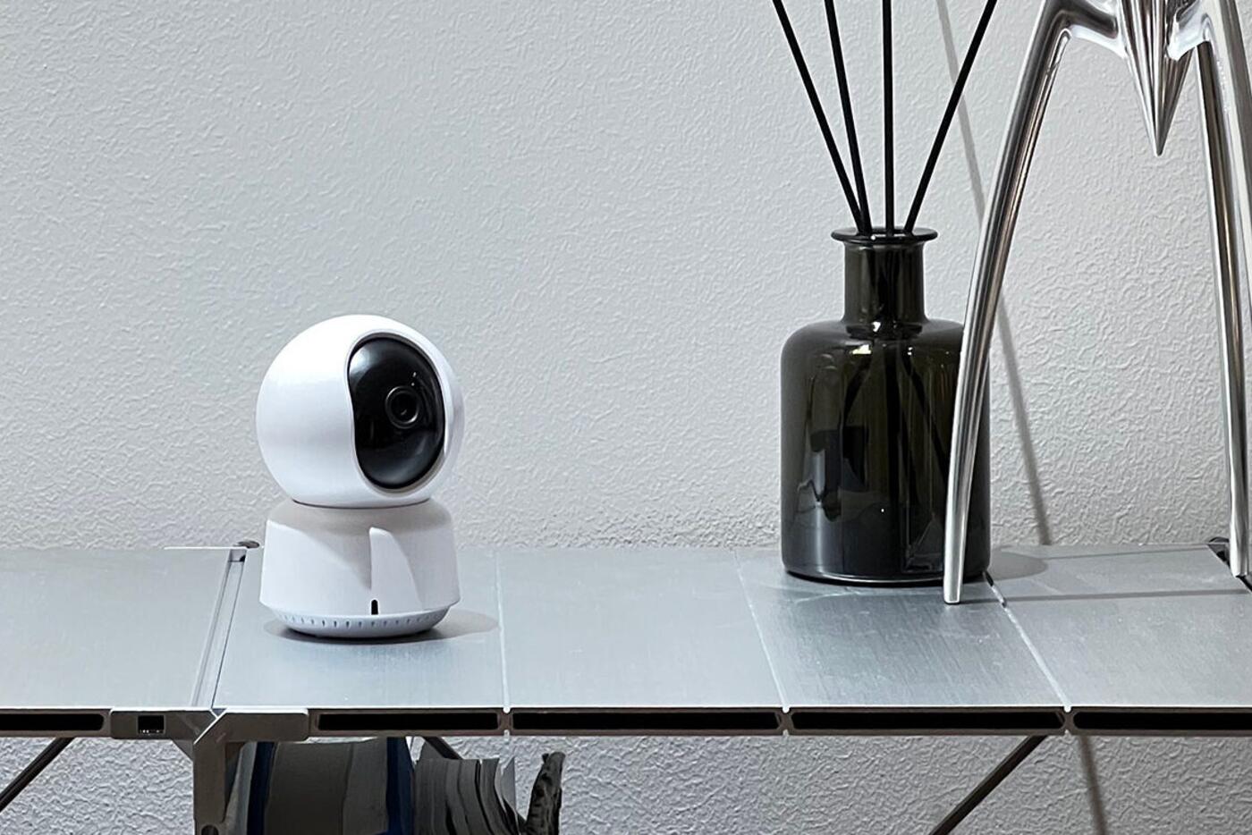 Aqara Camera E1 with its lens rotated away in physical privacy mode