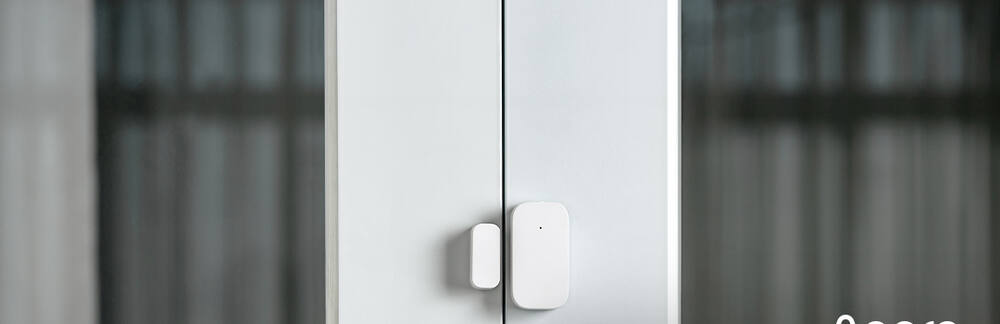Aqara Door and Window Sensor T1 mounted on a frosted glass sliding door