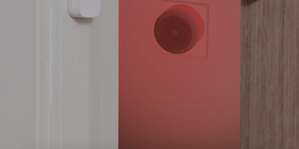 Door and Window Sensor T1 guarding an entrance beside an Aqara hub sounding its siren