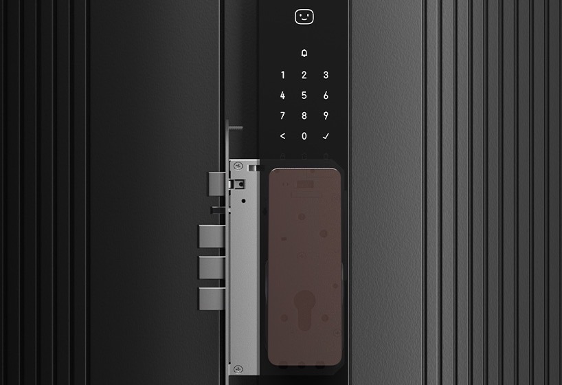A mother and child walking up to a front door as the D200i recognises them from a distance