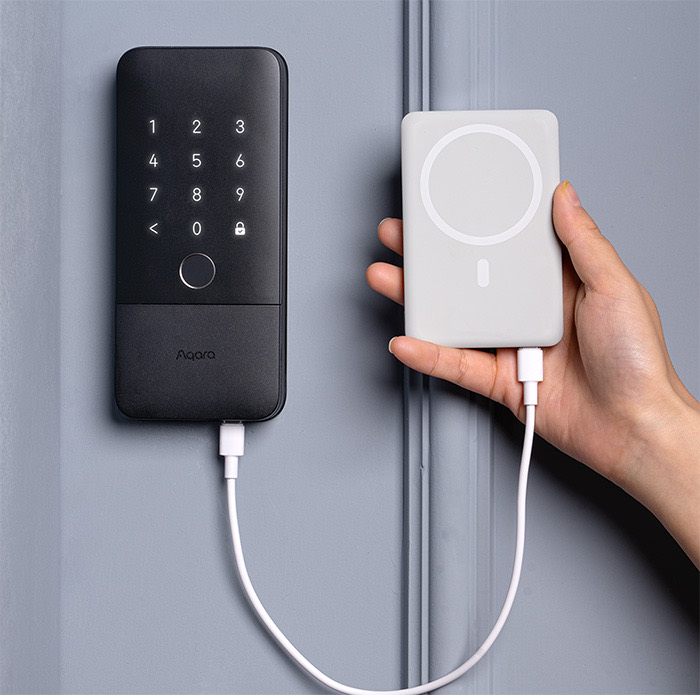 A power bank held against the U400 front panel for emergency USB-C charging