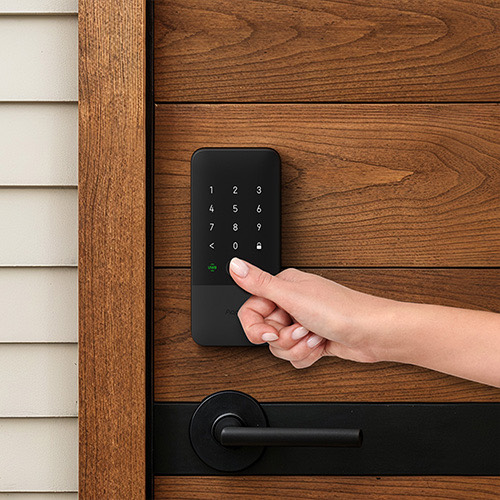 A finger resting on the U400 keypad's fingerprint reader