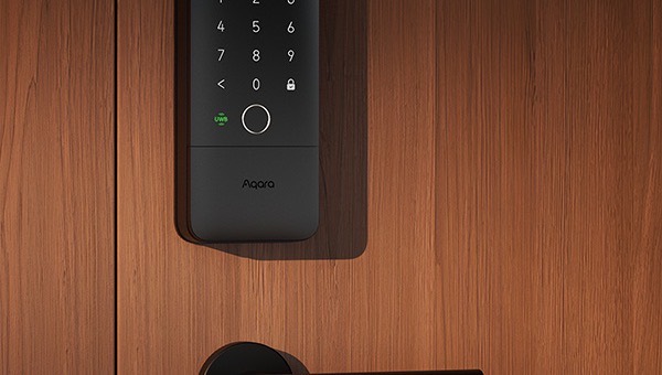 Aqara Smart Lock U400 keypad and handle mounted on a wooden front door