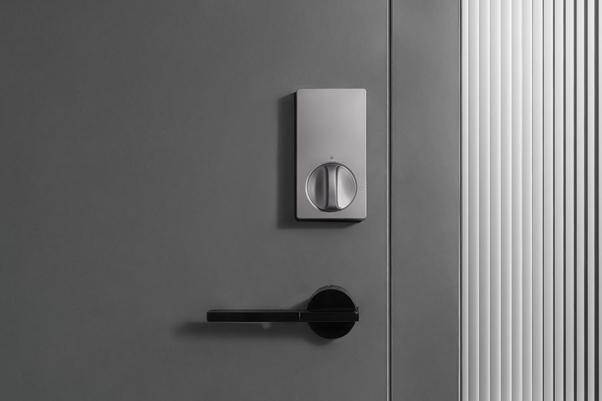 Aqara U100 silver deadbolt and matte black lever handle mounted on a grey door