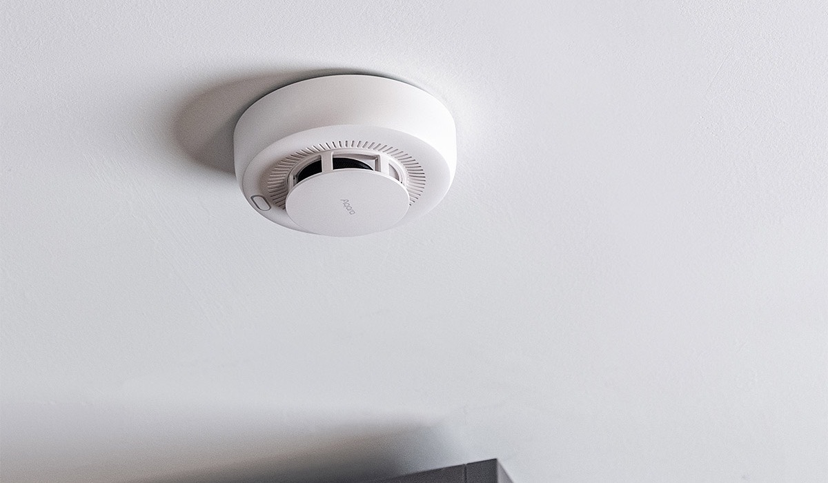 Aqara Smoke Detector mounted on a white ceiling in a modern home